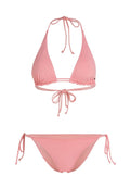 Rosa Bikini-Set mit einem Triangel-Oberteil mit verstellbaren Bändern und passendem Unterteil mit seitlichen Bindebändern, aus glattem, dehnbarem Stoff hergestellt.