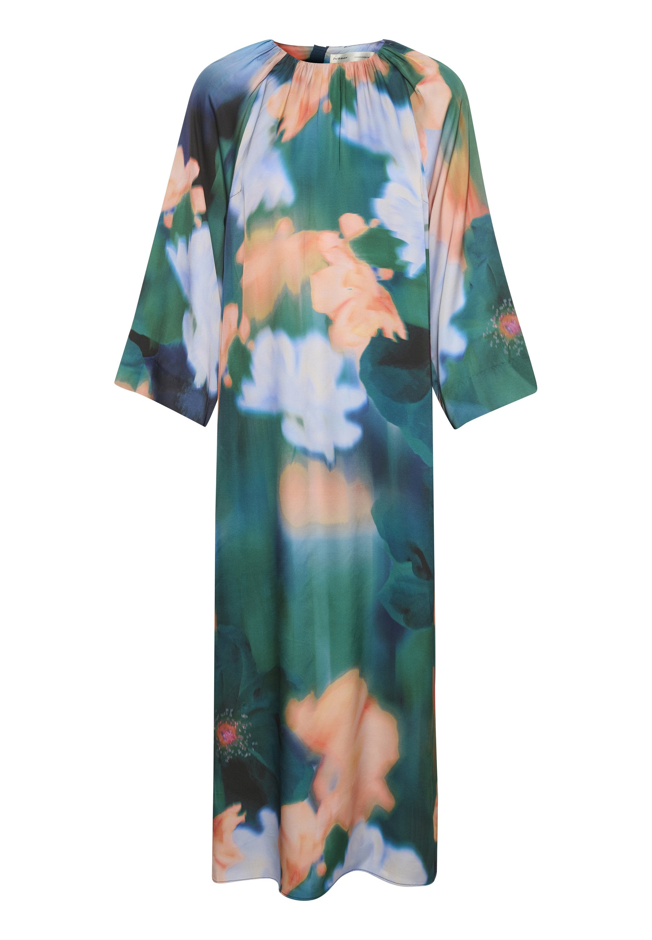 Blumiges Midi-Kleid aus leichtem Material, mit einer Mischung aus Blau- und Grüntönen sowie rosa und weißen Blumenmustern, Rundhalsausschnitt und 3/4-Ärmeln.