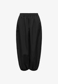 ONLY Parachute pants ONLAZRA Barrel Fit - Trousers - black