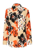 Langärmliges Hemd mit Knopfleiste, das ein florales Muster in Orange, Schwarz und Weiß auf einem beigen Hintergrund zeigt. Glattes Material mit klassischem Kragen.