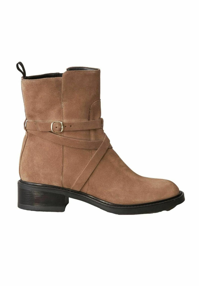 Braune Wildleder-Ankle-Boots mit Kreuzriemen-Detail, runder Zehenform, niedrigem Blockabsatz und einem Ziehgriff an der Rückseite für einfaches Anziehen.