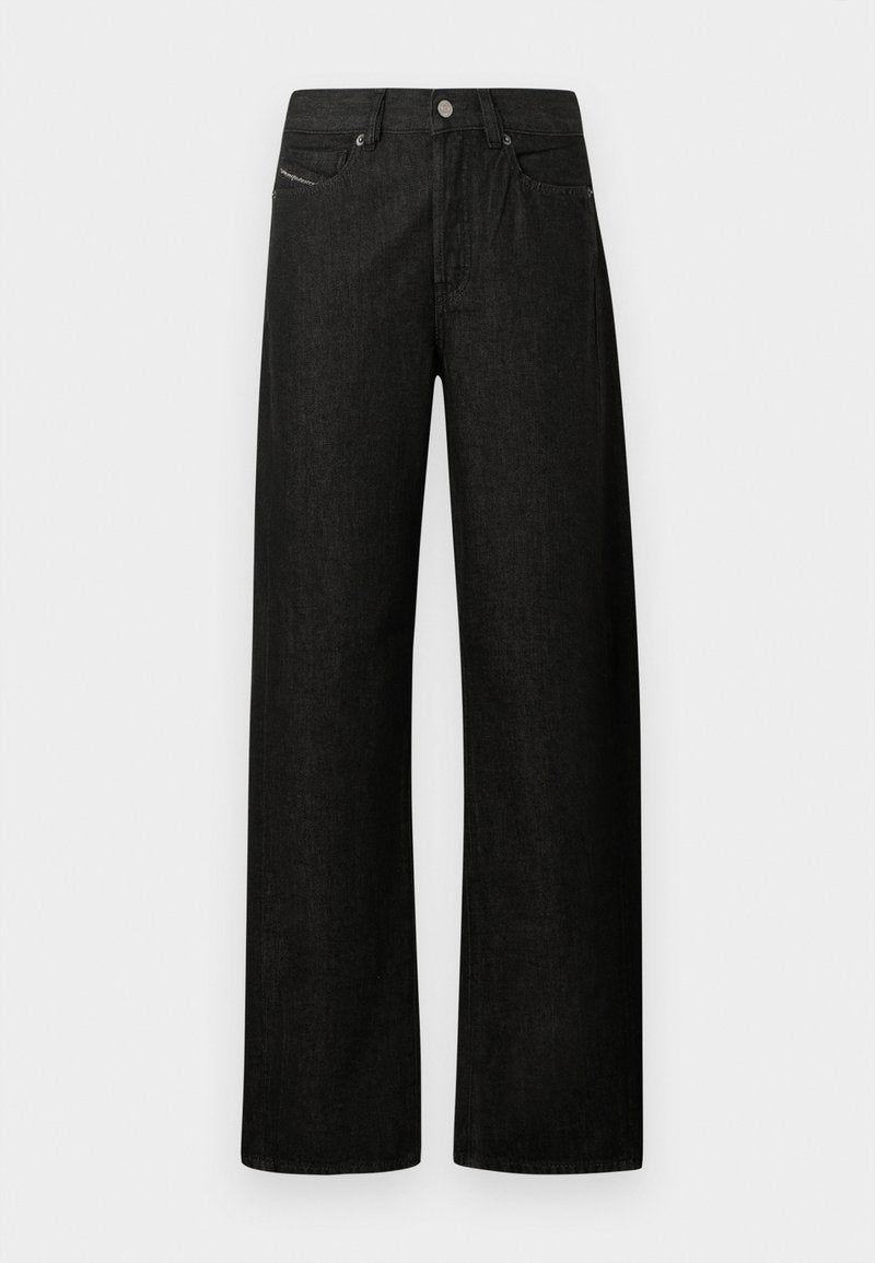 Schwarze Denim-Jeans mit weitem Bein, vorn mit Knopf und Reißverschluss, Gürtelschlaufen und fünf Taschen vor weißem Hintergrund.