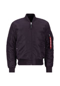 Herren Bomberjacke in Dunkellila, mit Reißverschluss vorne, gerippten Bündchen und Saum sowie einer Seitentasche mit rotem Etikett. Glatte Oberfläche.