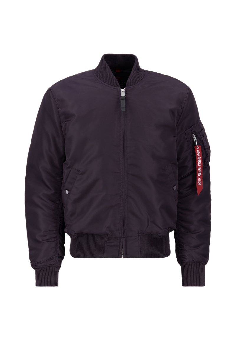 Herren Bomberjacke in Dunkellila, mit Reißverschluss vorne, gerippten Bündchen und Saum sowie einer Seitentasche mit rotem Etikett. Glatte Oberfläche.
