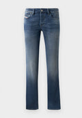 Dunkelblaue Jeans aus Denim mit geradem Bein, die dezente Ausbleichungen an den Oberschenkeln und einen klassischen Fünf-Taschen-Stil aufweisen.
