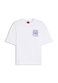 Weißes T-Shirt mit kurzen Ärmeln, auf der oberen linken Brustseite mit einer kleinen blauen Grafik eines Bären und dem Text "PR HUGO".