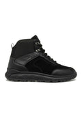 Schwarze High-Top-Stiefel aus einer Kombination von glattem und Wildleder, mit runder Zehenpartie, strukturiertem Sohlenprofil und Metallösen für die Schnürsenkel.