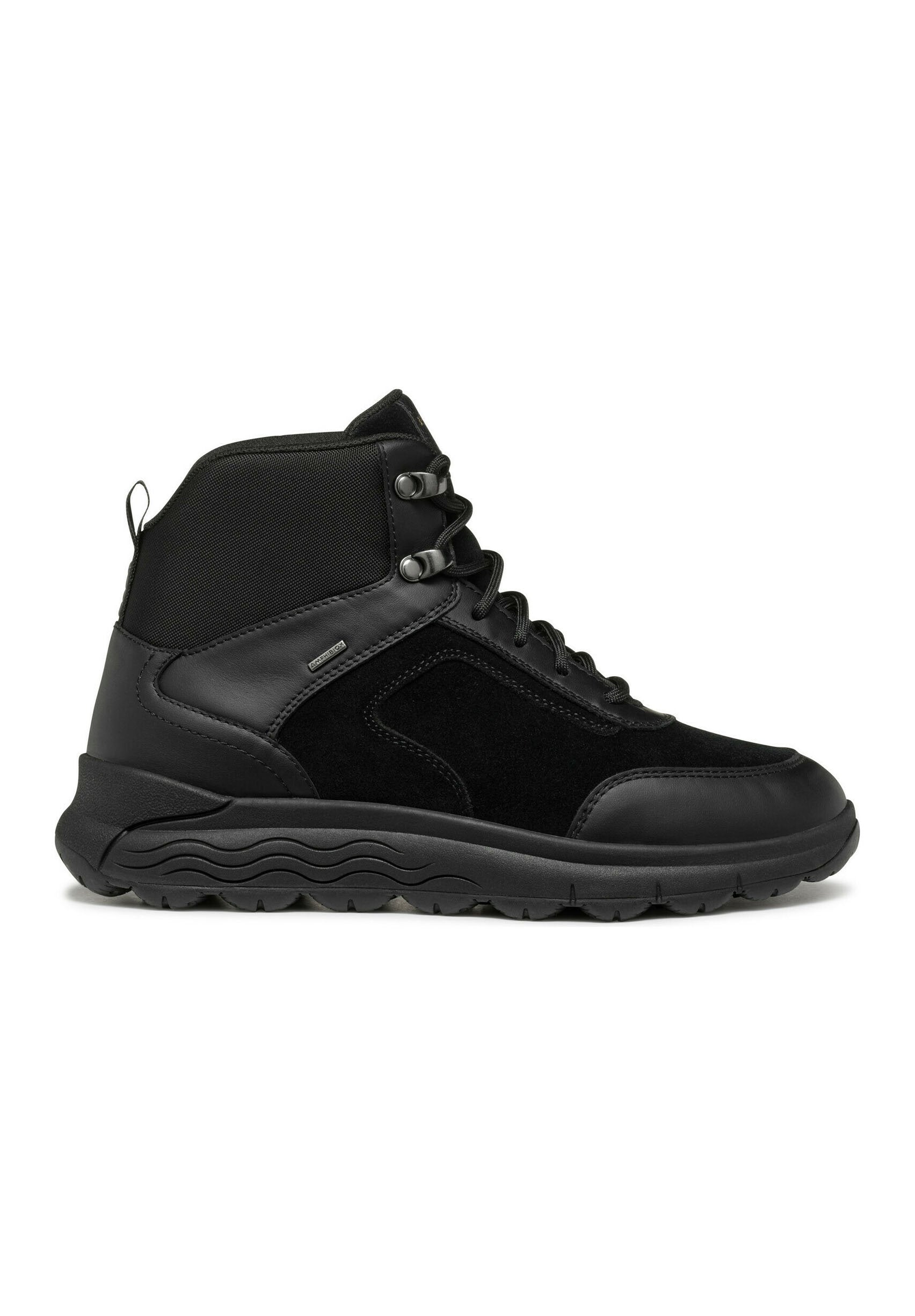 Schwarze High-Top-Stiefel aus einer Kombination von glattem und Wildleder, mit runder Zehenpartie, strukturiertem Sohlenprofil und Metallösen für die Schnürsenkel.