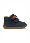 Dunkelmarineblaue Wildleder-Ankle Boots mit doppelten Velcro-Riemen, brauner Gummisohle und roten Akzenten an den Riemen. Mit glatten Lederdetails.