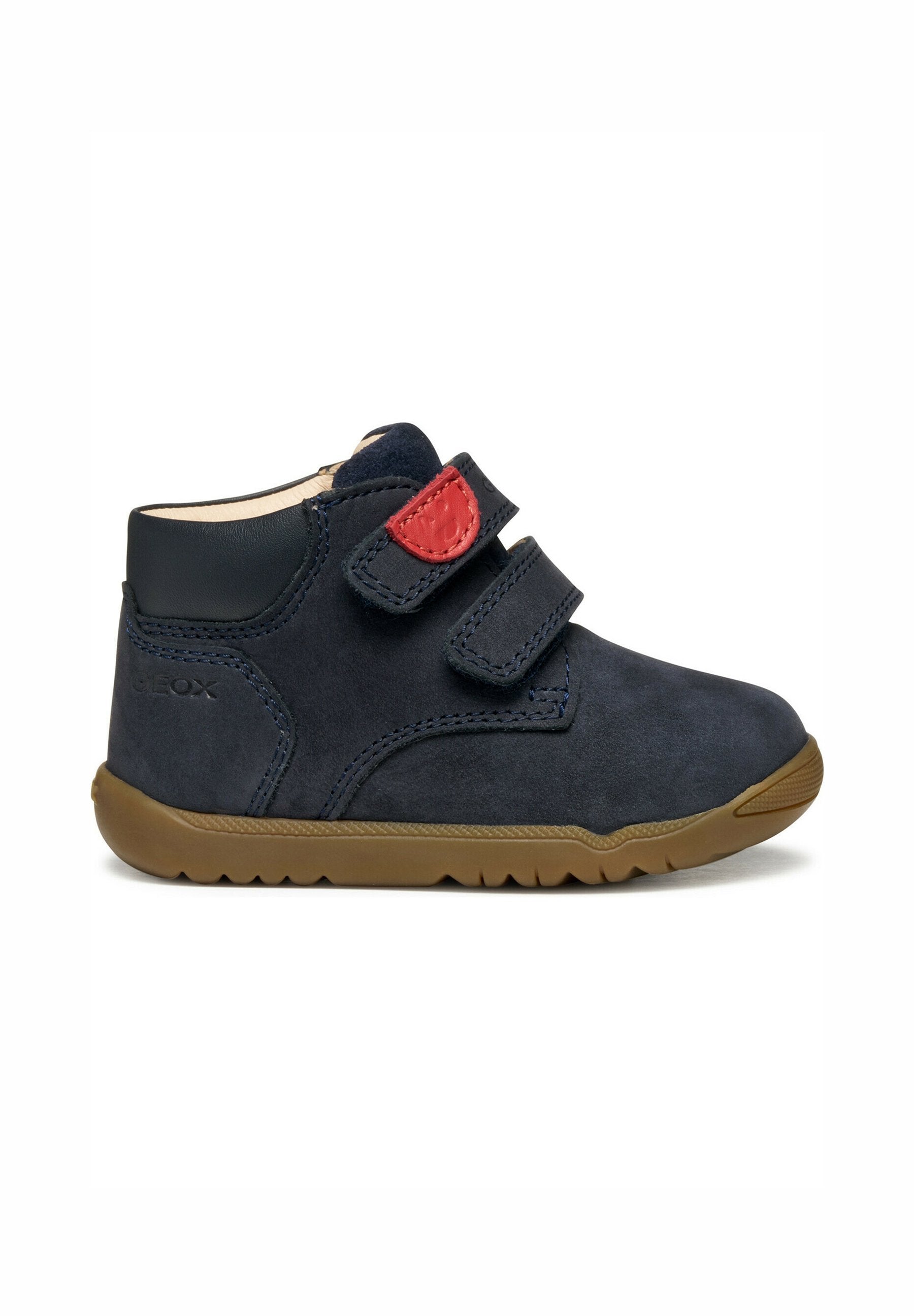 Dunkelmarineblaue Wildleder-Ankle Boots mit doppelten Velcro-Riemen, brauner Gummisohle und roten Akzenten an den Riemen. Mit glatten Lederdetails.