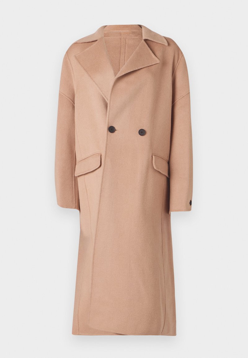 Langer, doppelt knöpfbarer Mantel in hellem Beige, aus weichem wollähnlichem Material. Verfügt über große Fronttaschen und dunkle Knöpfe. Mit aufgeschlagenem Revers.