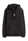 Schwarzer Hoodie mit Kapuze, Vordertasche, Kordelzug und kleinem zentralem Logo mit rotem, weißem und blauem Schriftzug "New York City" und Markenname.