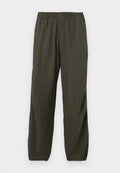 Olivegrüne, leichte Hose mit elastischem Bund, schmal zulaufenden Beinen und Seitentaschen; glatte Textur mit minimalen Nahtdetails.