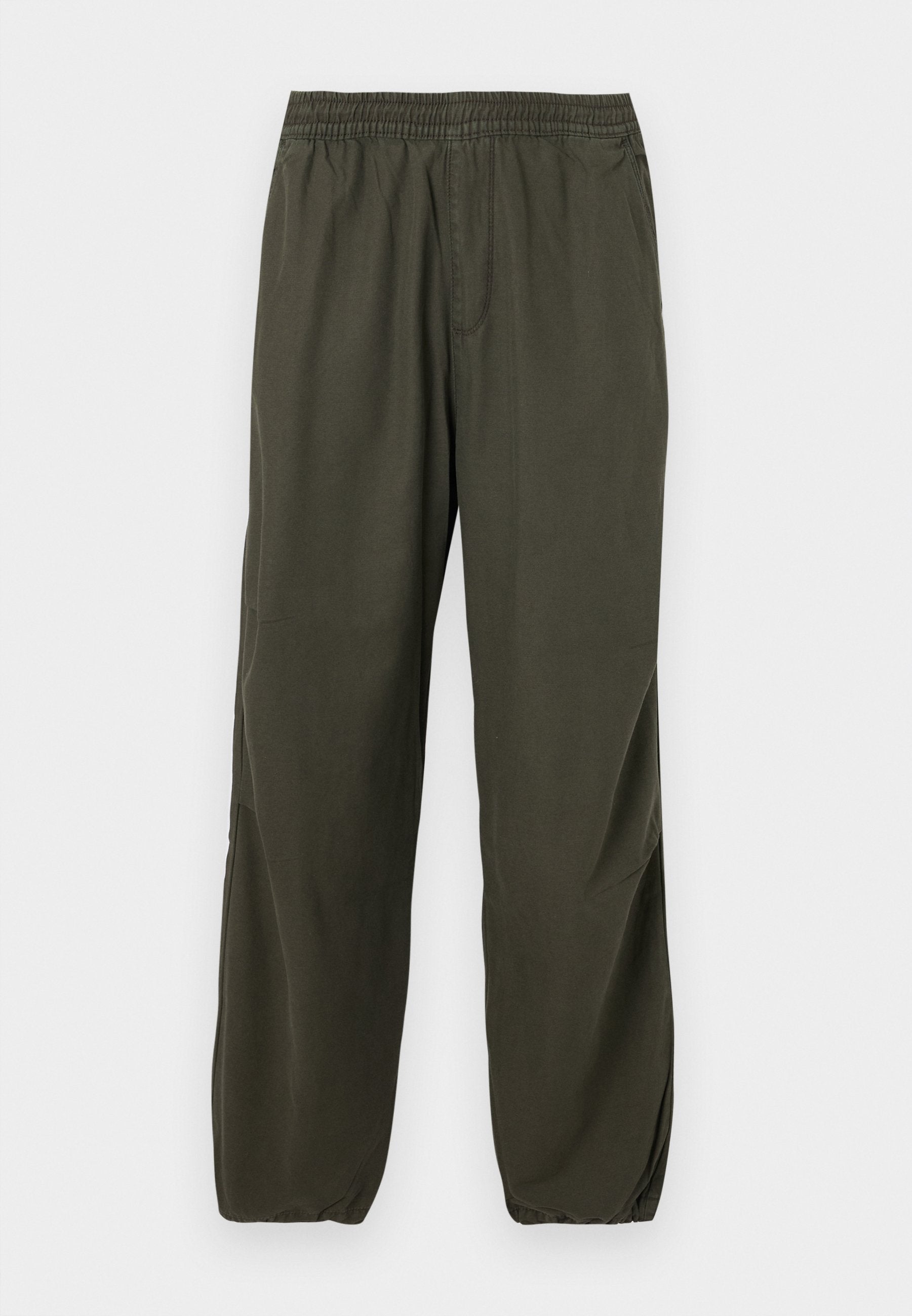 Olivegrüne, leichte Hose mit elastischem Bund, schmal zulaufenden Beinen und Seitentaschen; glatte Textur mit minimalen Nahtdetails.