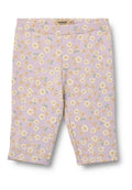 Lila Leggings mit floralem Muster, das weiße Gänseblümchen und grüne Blätter zeigt. Elastischer Bund, weicher Stoff und verkürzte Länge.