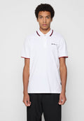 Weißes Poloshirt aus Baumwolle mit einer Zweiknopf-Leiste, einem rot-blauen gestreiften Kragen und einem gestickten Logo auf der Brust.