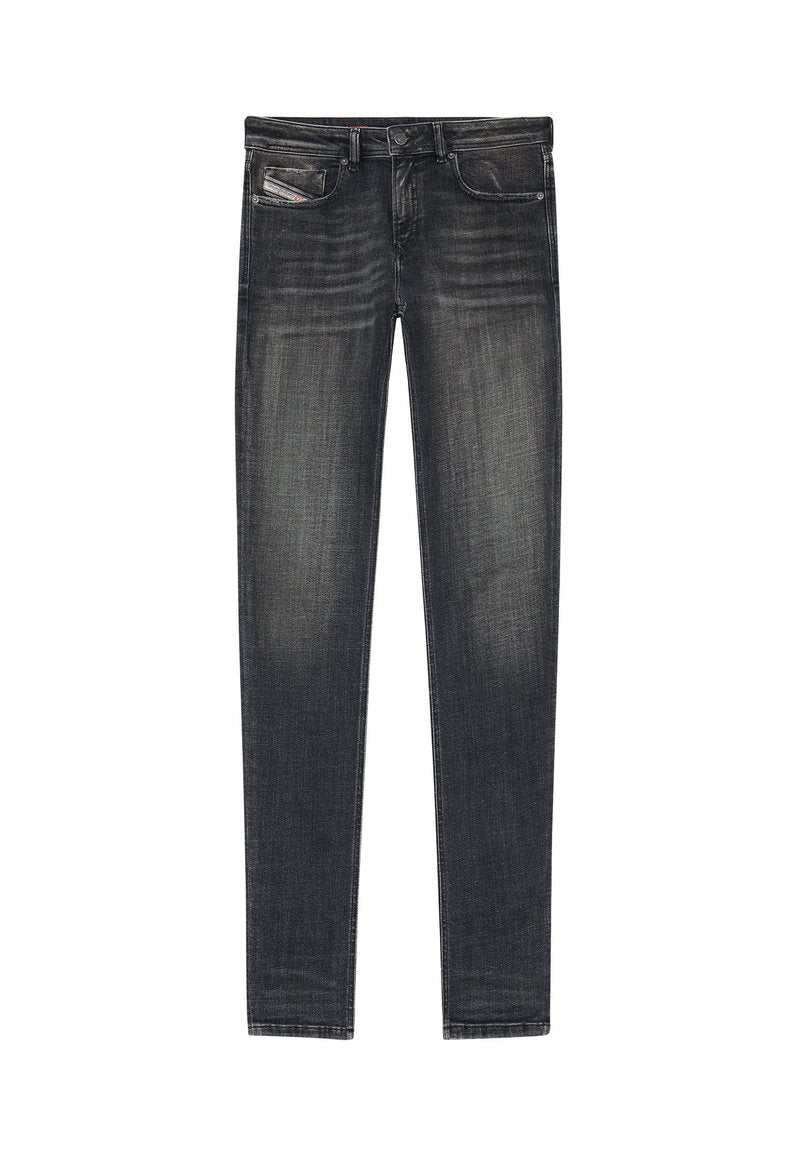Schwarze Denim-Jeans mit schmaler Passform, Reißverschluss, fünf Taschen, verblasster Optik und dezenten Wischdetails. Klassisches Design.