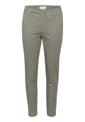 Slim-Fit-Hosen aus olivgrünem Baumwollstoff. Mit Reißverschluss und Knopfverschluss, vorderen Taschen und einer glatten Textur.