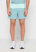 Mann trägt hellblaue Laufshorts, weiße Sportschuhe und einen zweifarbigen Taillengürtel.