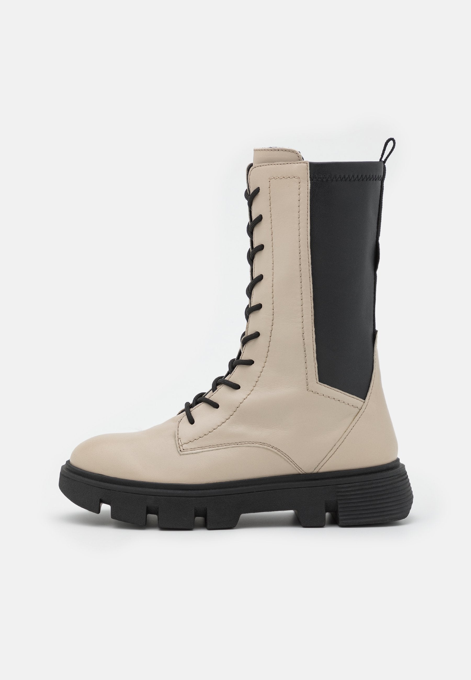 Hellbeige Schnürkampfstiefel mit einem schwarzen Einsatz, Gummisohle und strukturiertem Finish; zeichnet sich durch ein robustes Design und eine kontrastierende Farbkombination aus.