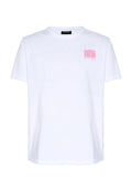 Weißes T-Shirt mit kurzen Ärmeln und Rundhalsausschnitt mit kleinem pink-gelbem Schriftzug „Windsurfing Chiemsee Active Wear“ auf der oberen linken Brust.