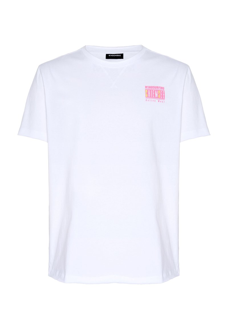 Weißes T-Shirt mit kurzen Ärmeln und Rundhalsausschnitt mit kleinem pink-gelbem Schriftzug „Windsurfing Chiemsee Active Wear“ auf der oberen linken Brust.