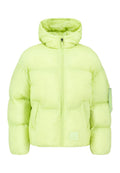 Limonengrüne Pufferjacke mit Kapuze, Reißverschluss vorne und Seitentaschen. Verfügt über ein rechteckiges Etikett auf der Vorderseite und ein Stoffetikett am Ärmel.