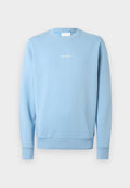 Hellblauer Pullover aus weichem Stoff mit Rundhalsausschnitt, gerippten Bündchen und dem weißen Schriftzug "LES DEUX" auf der Brust.