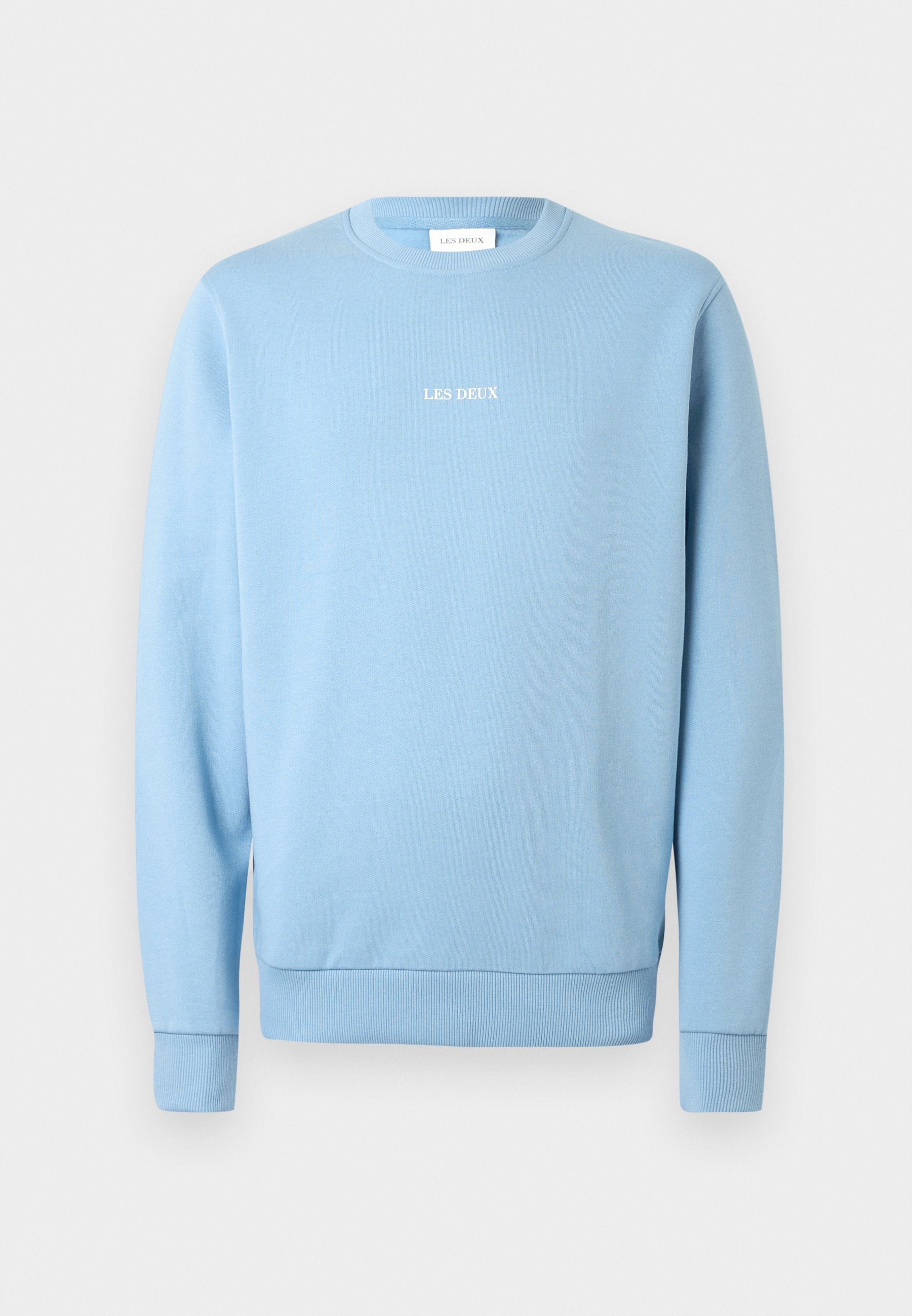 Hellblauer Pullover aus weichem Stoff mit Rundhalsausschnitt, gerippten Bündchen und dem weißen Schriftzug "LES DEUX" auf der Brust.