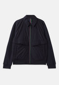 Marineblaues Jacket mit einem Reißverschluss vorne, einem mehrfarbigen gestreiften Blendenbesatz, zwei großen Fronttaschen und einem gerippten Saum. Texturierte Stoffoberfläche.