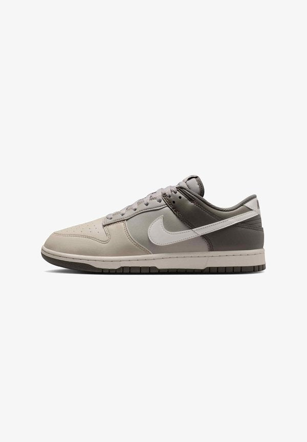 Nike Sportswear NIKE SPORTSWEAR MEN'S SHOES DUNK LOW RETRO - Trainers - college grey cave stone phantom cream ii