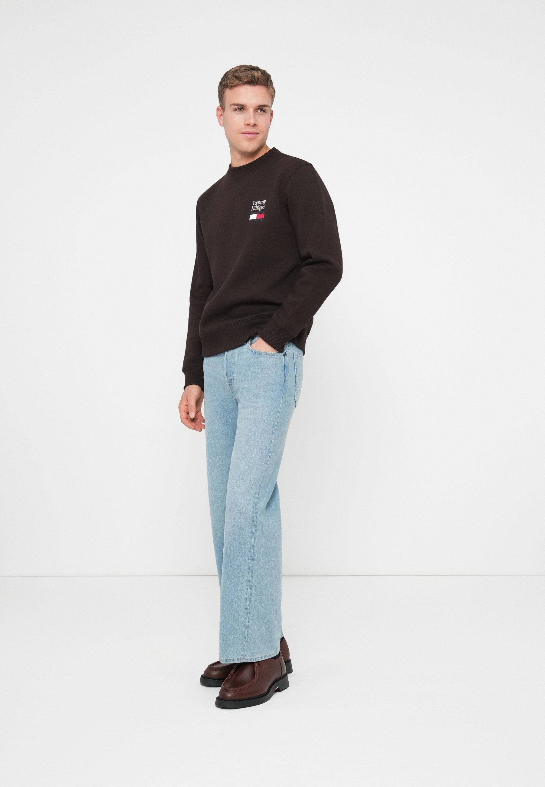 FLAG EMBROIDERY FLEX FLEECE SWEATSHIRT Media 2