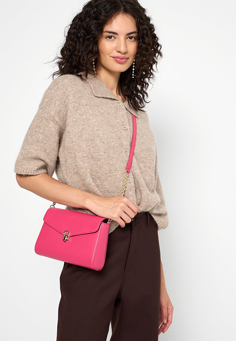 AIGNER VICTORIA