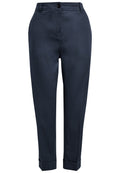 Navyblaue maßgeschneiderte Hose mit vorderem Knopfverschluss, Gürtelschlaufen und umgeschlagenen Säumen.