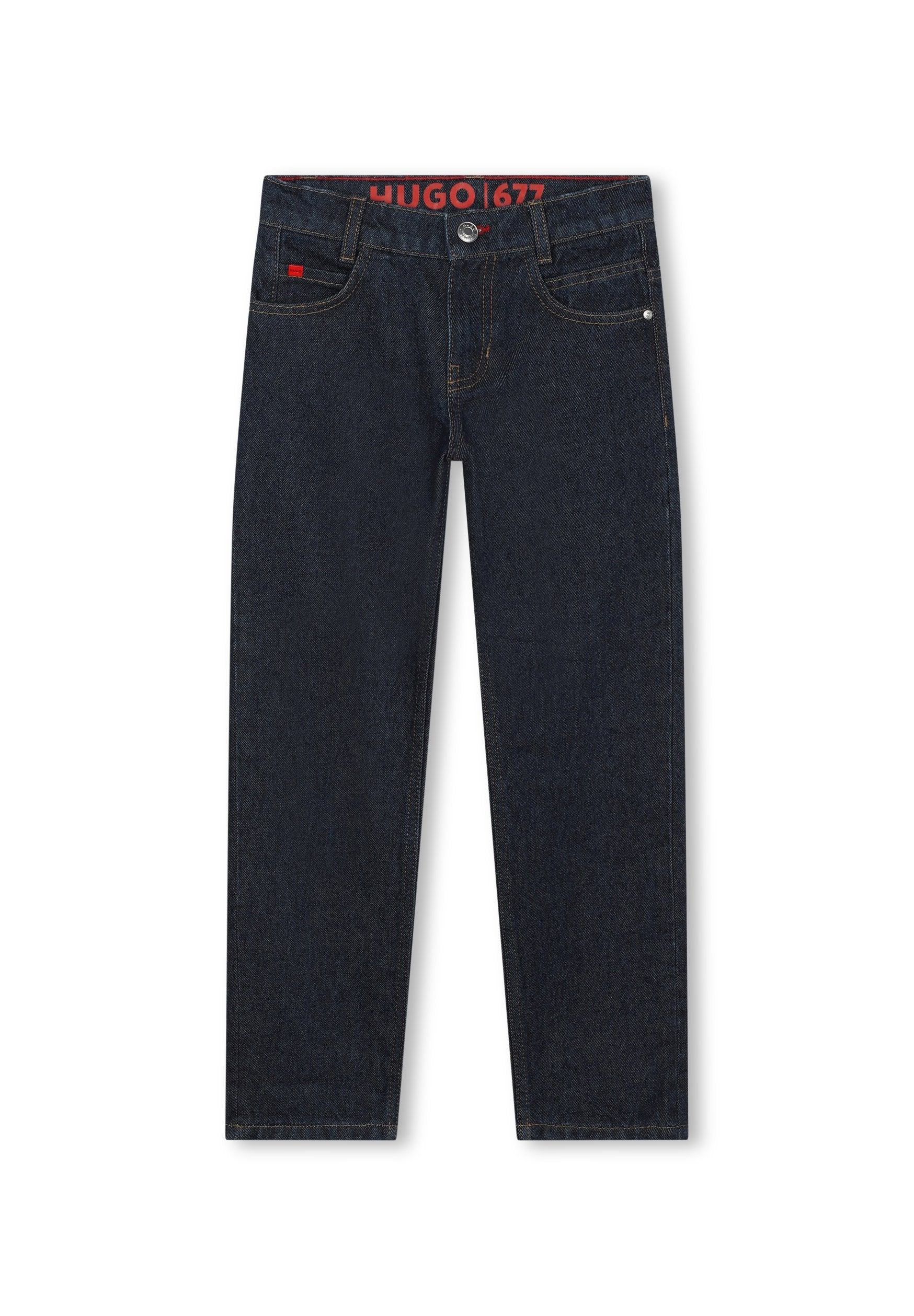 Dunkelblaue Denim-Jeans verfügen über einen geraden Schnitt, ein Fünf-Taschen-Design und kontrastierende Nähte. Der Bund zeigt ein rotes Logo-Label.