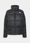 Schwarze Daunenjacke mit hohem Kragen und Frontreißverschluss, ausgestattet mit gesteppten Abschnitten und einem Logo auf der linken Brust. Glatte Außenbeschaffenheit.