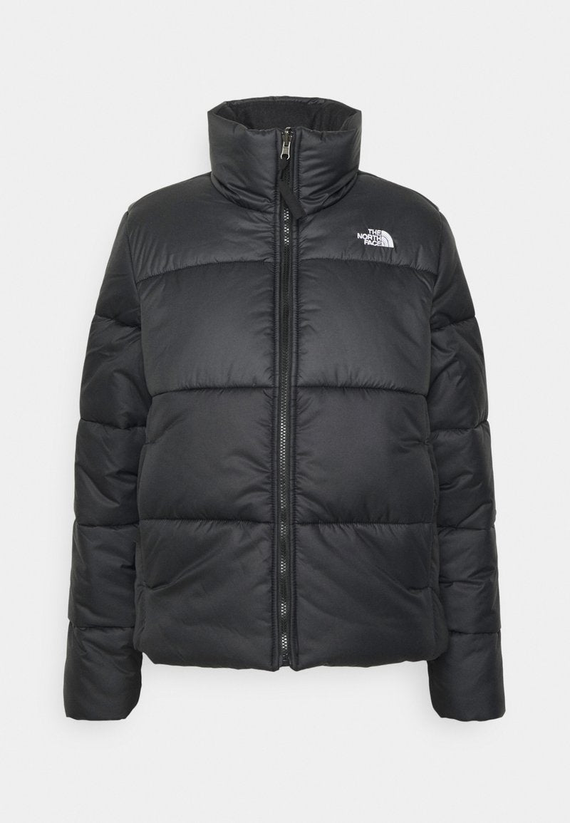 Schwarze Daunenjacke mit hohem Kragen und Frontreißverschluss, ausgestattet mit gesteppten Abschnitten und einem Logo auf der linken Brust. Glatte Außenbeschaffenheit.