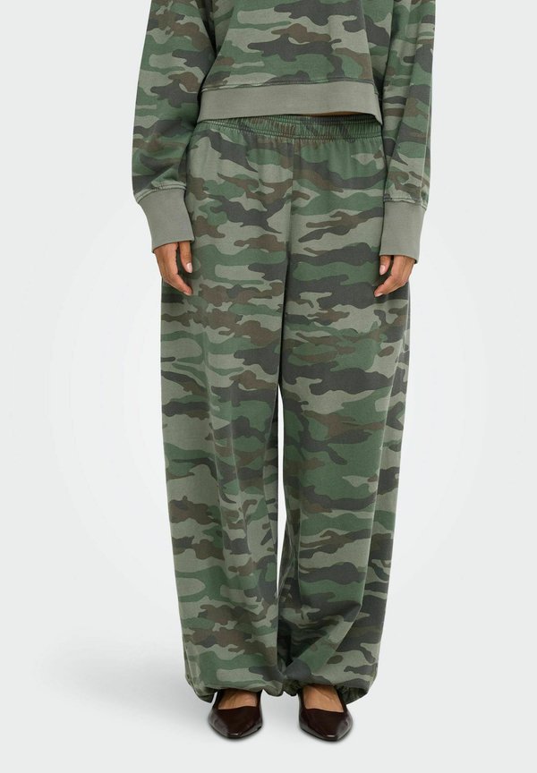 ONLY TROUSERS ONLEMELIE LOOSE FIT TROUSERS - Tracksuit bottoms - taupe gray