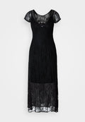 Schwarzes Spitzenkleid mit kurzen Flügelärmelchen, einer taillierten Corselette und einem fließenden Rock. Die Spitze hat florale Muster und eine transparente Schicht.