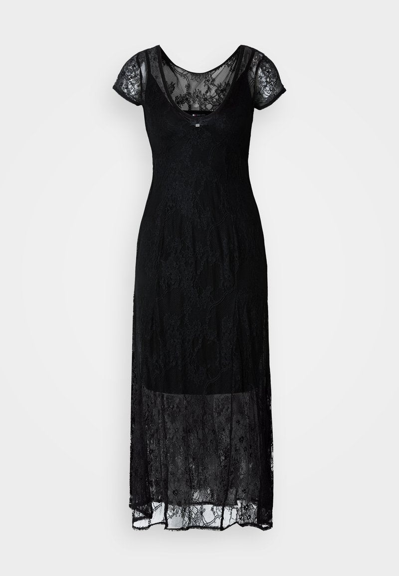 Schwarzes Spitzenkleid mit kurzen Flügelärmelchen, einer taillierten Corselette und einem fließenden Rock. Die Spitze hat florale Muster und eine transparente Schicht.