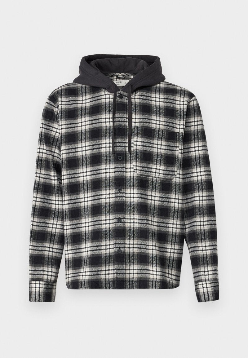 Schwarz-weißer Karobluse aus Flanell mit grauem Kapuzen, ausgestattet mit einer Knopfleiste und einer Brusttasche, die eine weiche Textur aufweist.