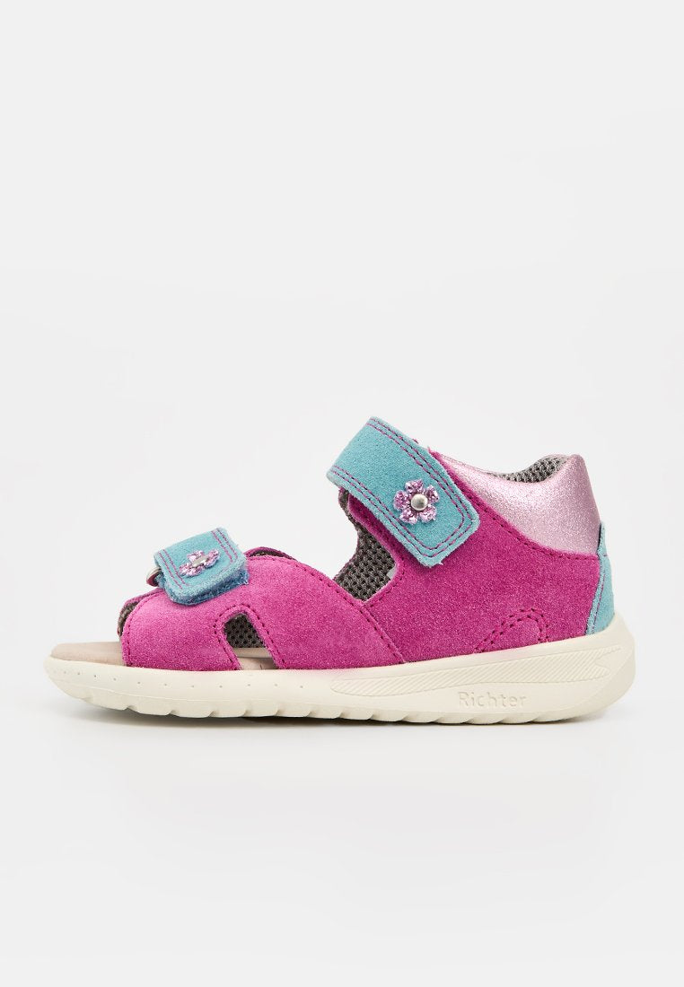 Rosa-türkise Sandale für Kleinkinder mit offenen Zehen, zwei verstellbaren Riemen mit kleinen dekorativen Blüten und weißer Sohle.