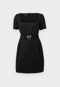 Schwarzes Kurzarmkleid mit strukturiertem Tiermuster, quadratischem Ausschnitt und taillierter Passform, ausgestattet mit einem silbernen runden Gürtelschnallen.