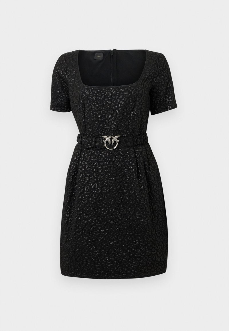 Schwarzes Kurzarmkleid mit strukturiertem Tiermuster, quadratischem Ausschnitt und taillierter Passform, ausgestattet mit einem silbernen runden Gürtelschnallen.