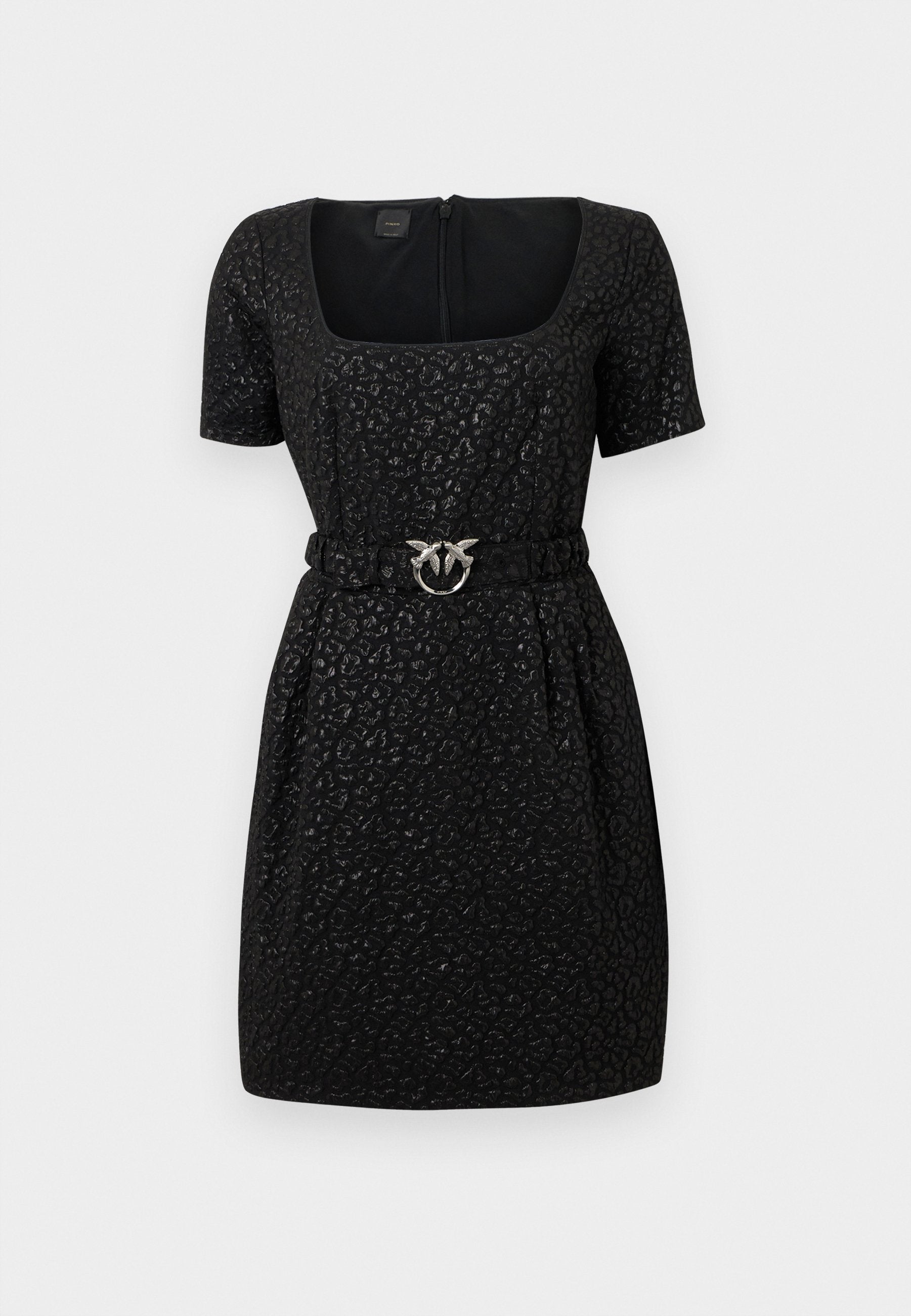 Schwarzes Kurzarmkleid mit strukturiertem Tiermuster, quadratischem Ausschnitt und taillierter Passform, ausgestattet mit einem silbernen runden Gürtelschnallen.