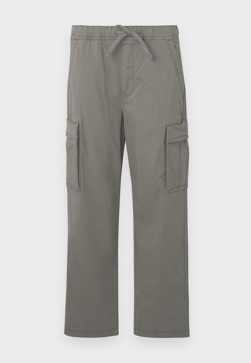 Graue gerade Cargo-Hosen mit elastischem Bund, Kordelzug, seitlichen Klappentaschen und vorderen Schrägtaschen auf einem weißen Hintergrund.