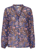 Durchsichtige Blumenbluse mit V-Ausschnitt und langen Ärmeln, die ein Muster aus rosa und lila Blumen auf einem dunklen Hintergrund zeigt.