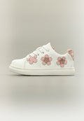 Weißer Schnürsneaker mit pinkfarbenen Blumenapplikationen, glitzerndem pinkfarbenem Fersenakzent und strukturierter Gummisohle. Obermaterial aus glattem Leder.