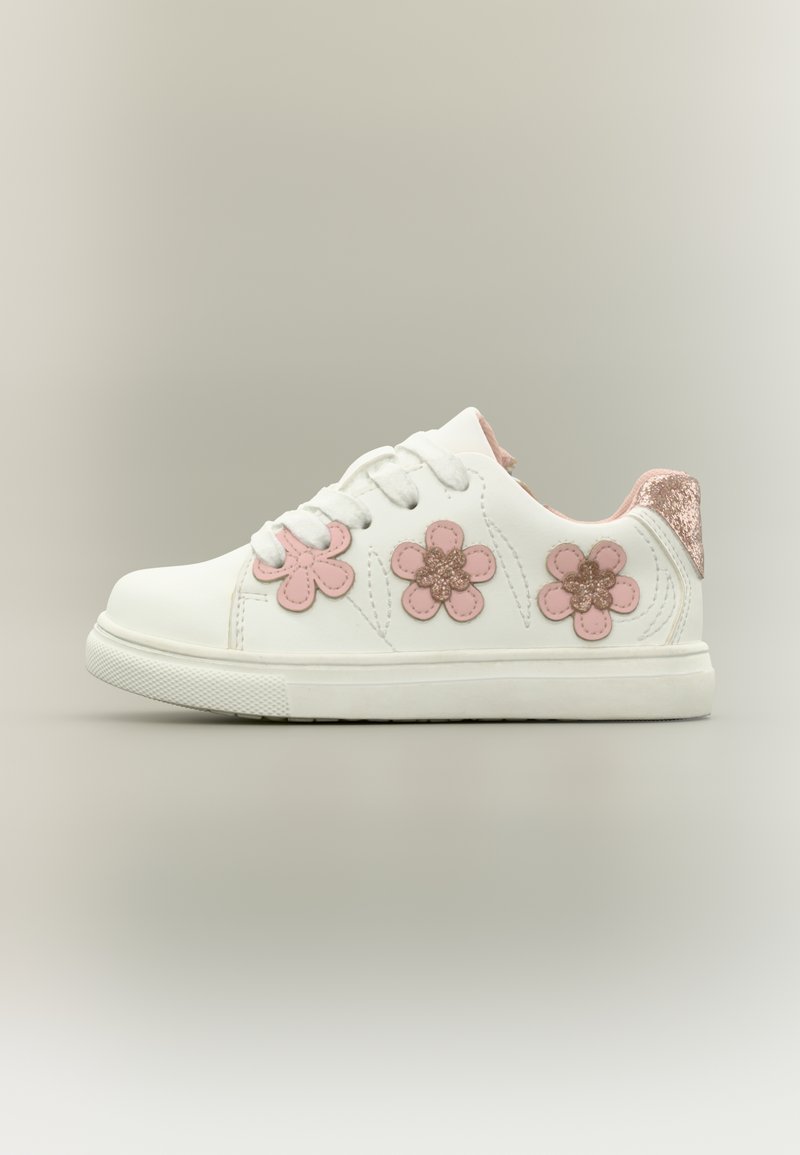 Weißer Schnürsneaker mit pinkfarbenen Blumenapplikationen, glitzerndem pinkfarbenem Fersenakzent und strukturierter Gummisohle. Obermaterial aus glattem Leder.