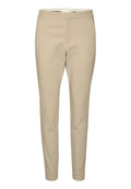 Beige maßgeschneiderte Hose aus glattem Stoff. Mit flacher Vorderseite, seitlichen Taschen und schlanker Passform mit schmalen Knöcheln. Keine sichtbaren Muster.